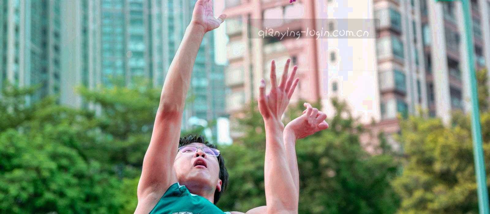 奶油色纸张纹理上叠加深蓝罗盘刻度线的抽象画面